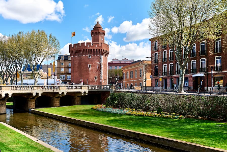 le castillet - visiter perpignan a pied - camping la croix du sud